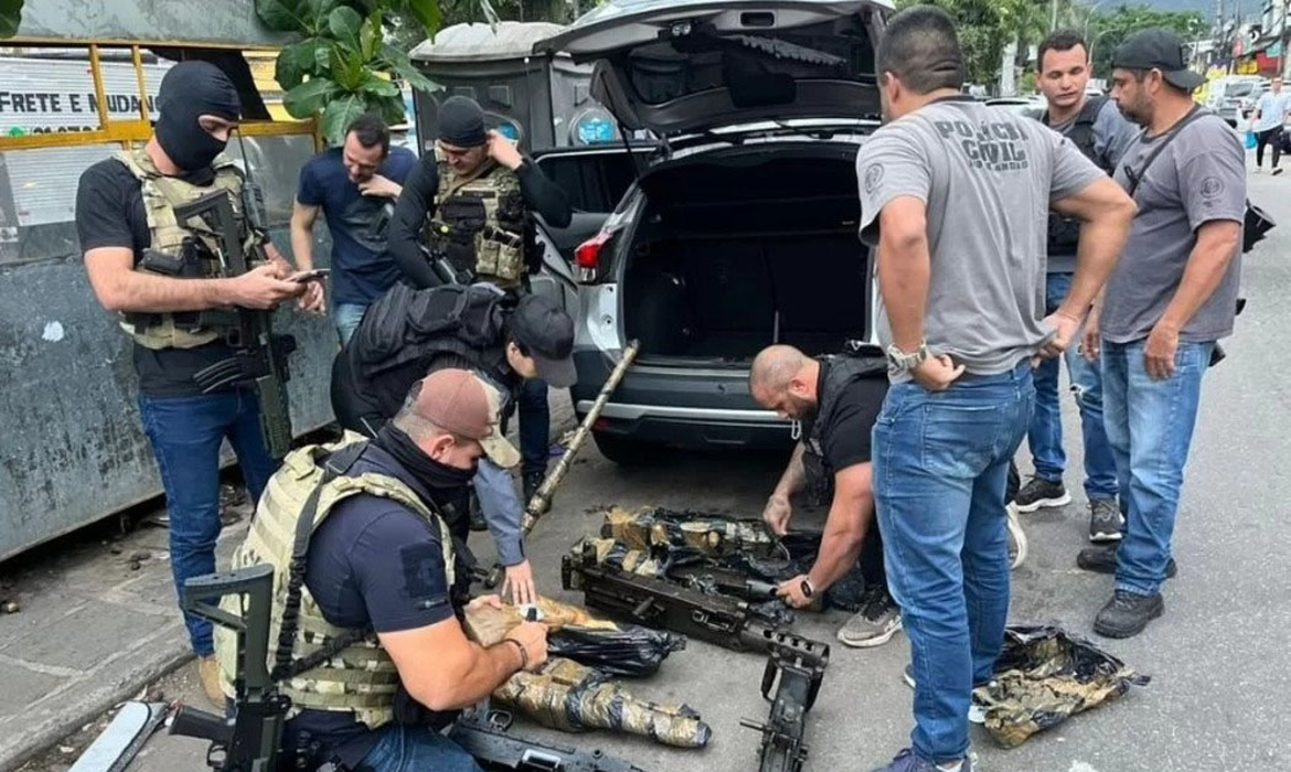 Armas foram encontradas dentro de um carro roubado/foto: Polícia Civil/RJ Armas foram encontradas dentro de um carro roubado/foto: Polícia Civil/RJ