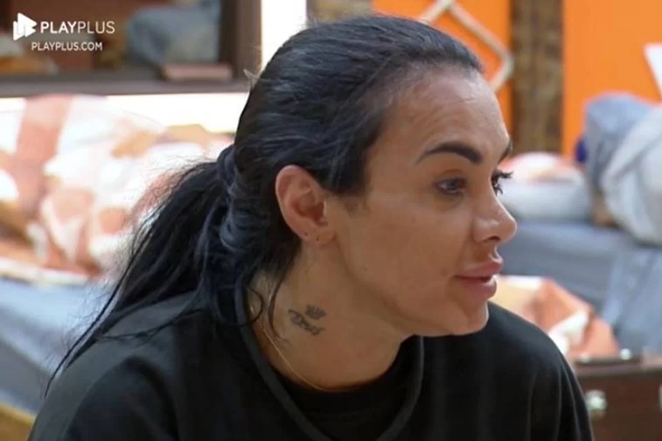 Um vídeo que circula nas redes sociais mostra Simioni e Jenny cuspindo na cara dos colegas/Foto: Reprodução/ PlayPlus Um vídeo que circula nas redes sociais mostra Simioni e Jenny cuspindo na cara dos colegas/Foto: Reprodução/ PlayPlus