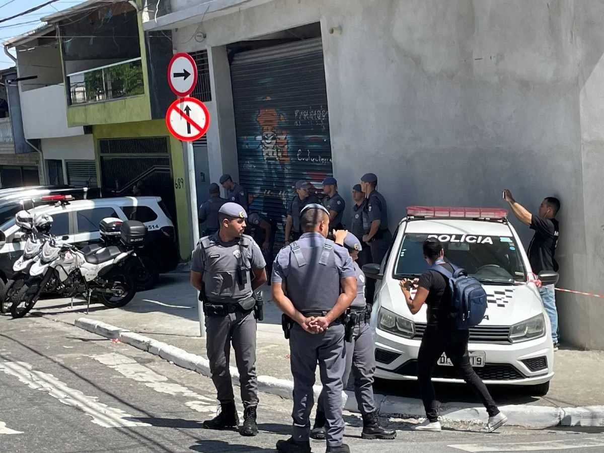 Uma câmera de segurança flagrou o momento em que a aluna é baleada na nuca/Crédito: Renan Porto/Metrópoles Uma câmera de segurança flagrou o momento em que a aluna é baleada na nuca/Crédito: Renan Porto/Metrópoles