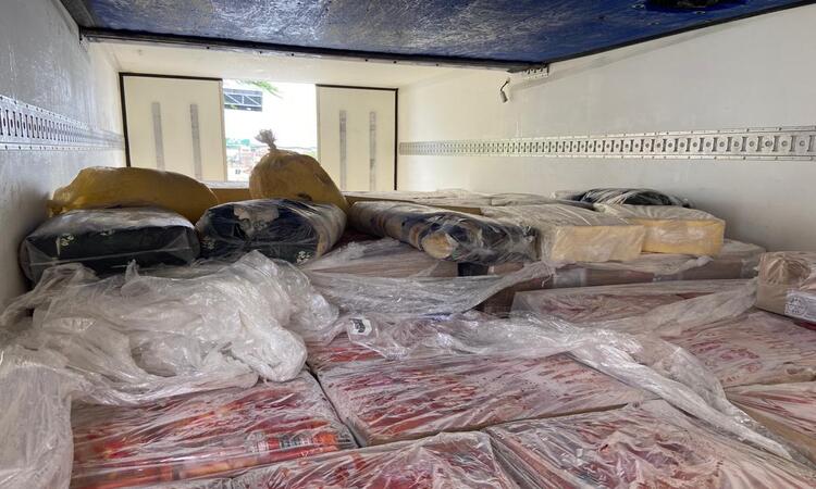 Durante a abordagem, o motorista informou que não transportava a nota fiscal da mercadoria/Foto: Divulgação/PRF