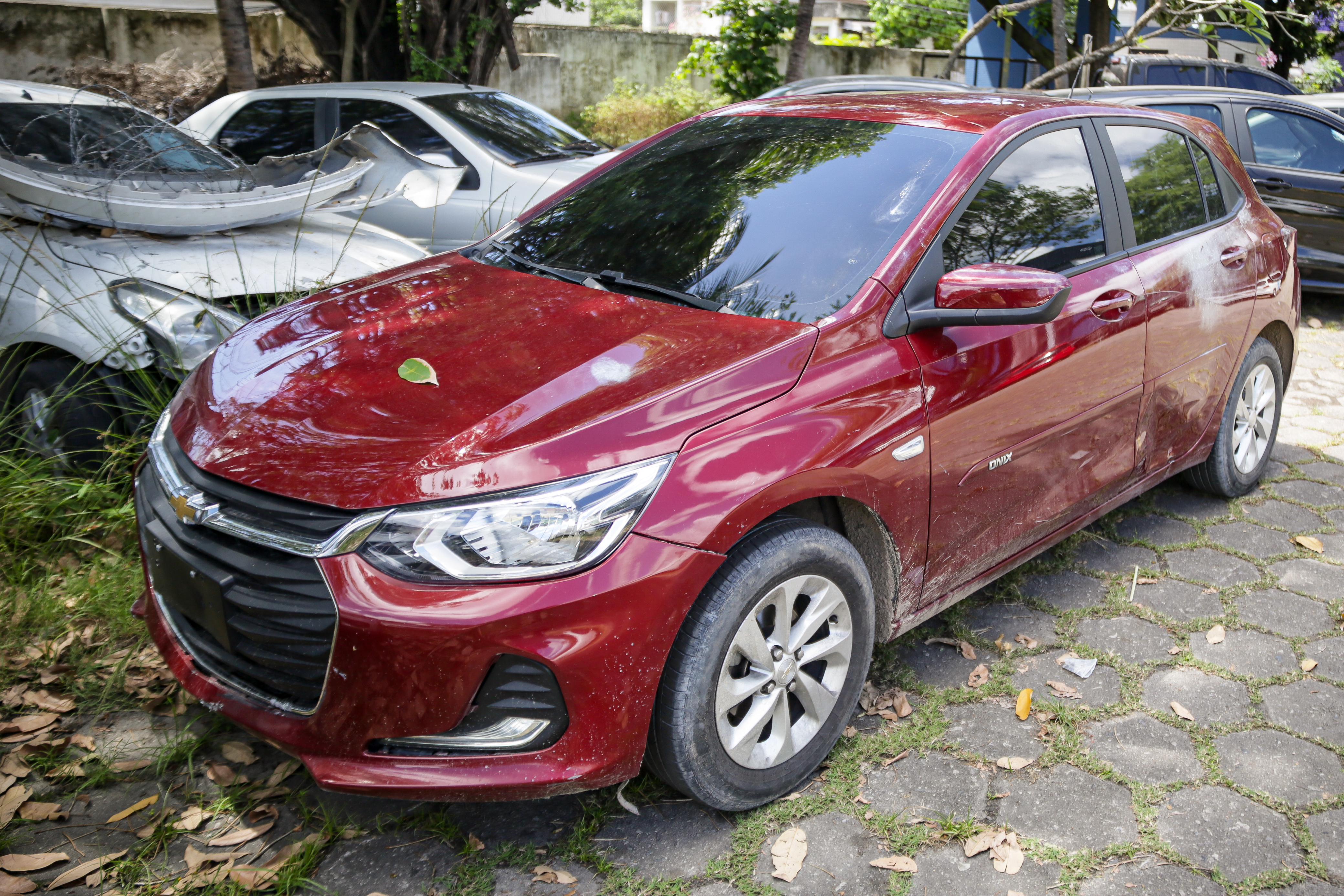 O veículo utilizado pelos criminosos, um Ônix, de cor vermelha, da marca Chevrolet, foi apreendido pela polícia 