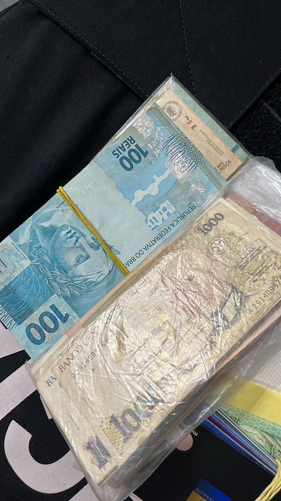 Maços de dinheiro foram apreendidos durante operação 