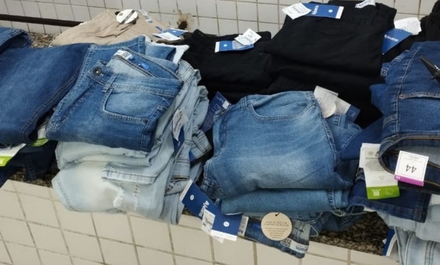 Calças jeans foram levadas de loja no Patteo/Foto: PM/Divulgação