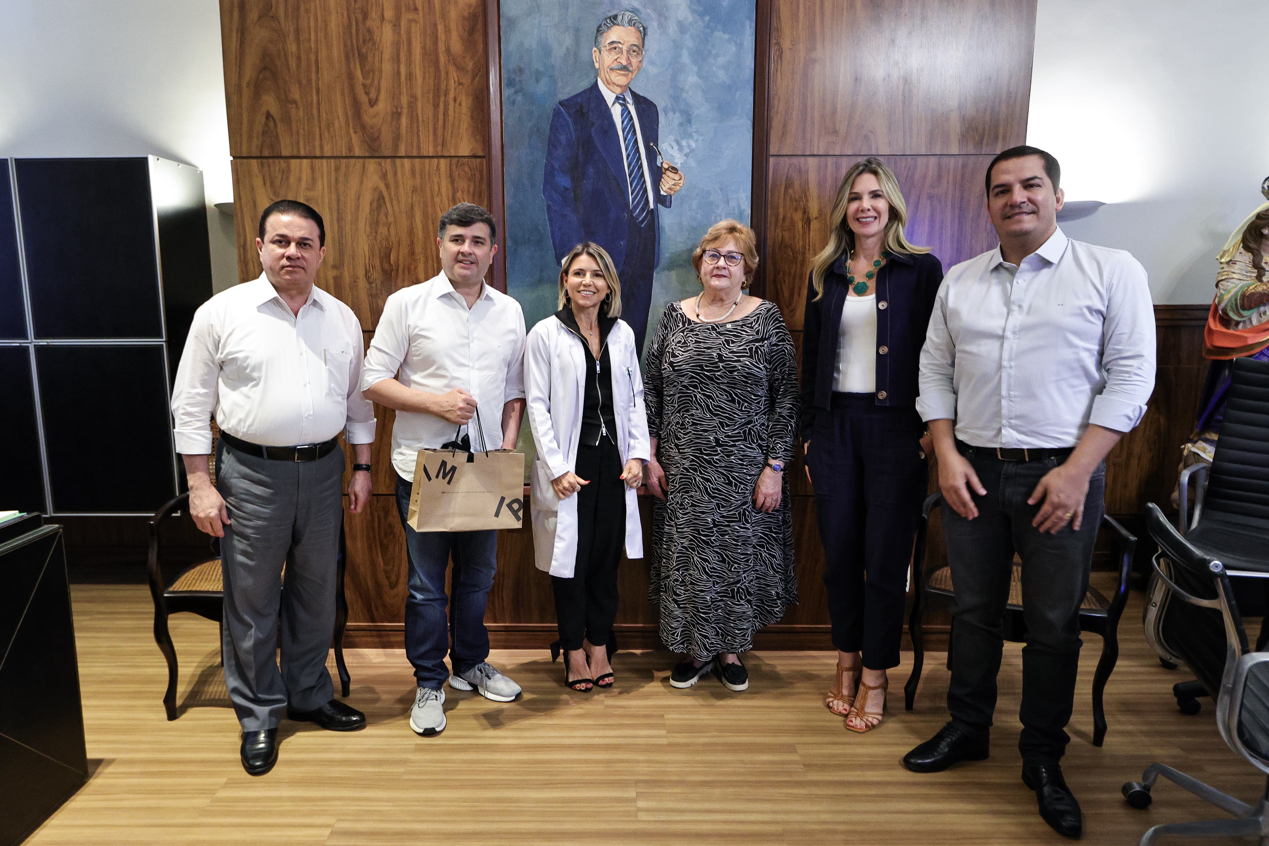 Deputado federal Eduardo da Fonte e deputados estaduais Adalto Santos e Dannilo Godoy conheceram de perto o trabalho desenvolvido pela equipe do Imip e, em específico, do setor de oncologia e oncologia pediátrica/Divulgação Deputado federal Eduardo da Fonte e deputados estaduais Adalto Santos e Dannilo Godoy conheceram de perto o trabalho desenvolvido pela equipe do Imip e, em específico, do setor de oncologia e oncologia pediátrica/Divulgação