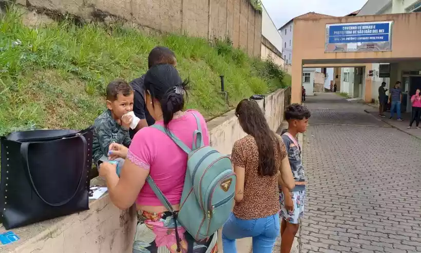 Moradores de São João del-Rei queixam de sobrecarga de pacientes e da falta de pediatras na rede de saúde pública da cidade/foto: Lucas Peralta/TV Alterosa Moradores de São João del-Rei queixam de sobrecarga de pacientes e da falta de pediatras na rede de saúde pública da cidade/foto: Lucas Peralta/TV Alterosa