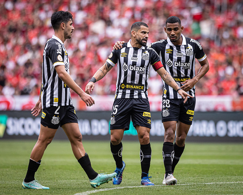 Veja onde assistir jogo do Santos e Coritiba hoje (26)/Fotos: Raul Baretta/ Santos FC. Veja onde assistir jogo do Santos e Coritiba hoje (26)/Fotos: Raul Baretta/ Santos FC.