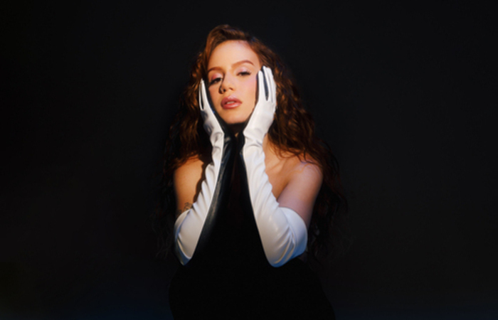 Cantora paranaense escreve m&uacute;sicas para outros artistas, mas &eacute; protagonista do pr&oacute;prio trabalho/Cr&eacute;dito: Breno Galtier/Divulga&ccedil;&atilde;o