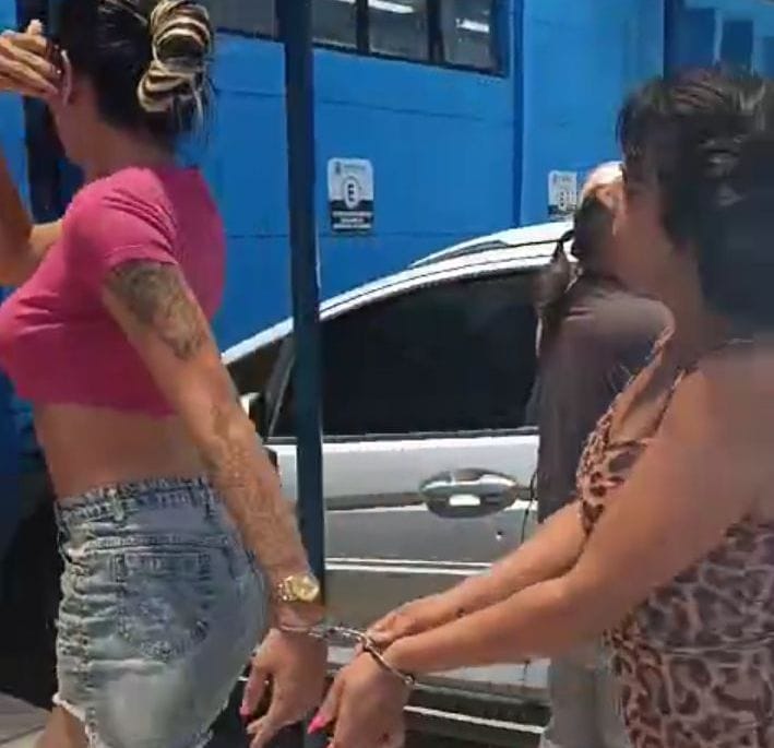 As duas suspeitas foram presas em flagrante após a vítima acionar a policia, na Delegacia de Boa Viagem/Foto: Reprodução/Polícia Civil As duas suspeitas foram presas em flagrante após a vítima acionar a policia, na Delegacia de Boa Viagem/Foto: Reprodução/Polícia Civil