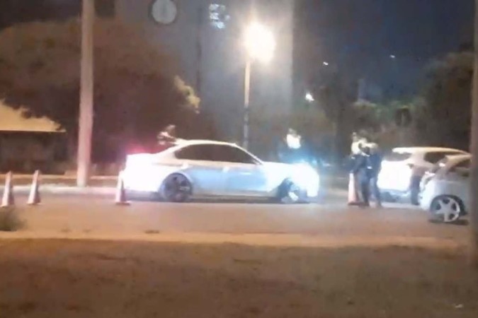 PM atira contra carro de luxo que furou blitz e mata passageiro no DF/Imagem cedida ao Correio PM atira contra carro de luxo que furou blitz e mata passageiro no DF/Imagem cedida ao Correio
