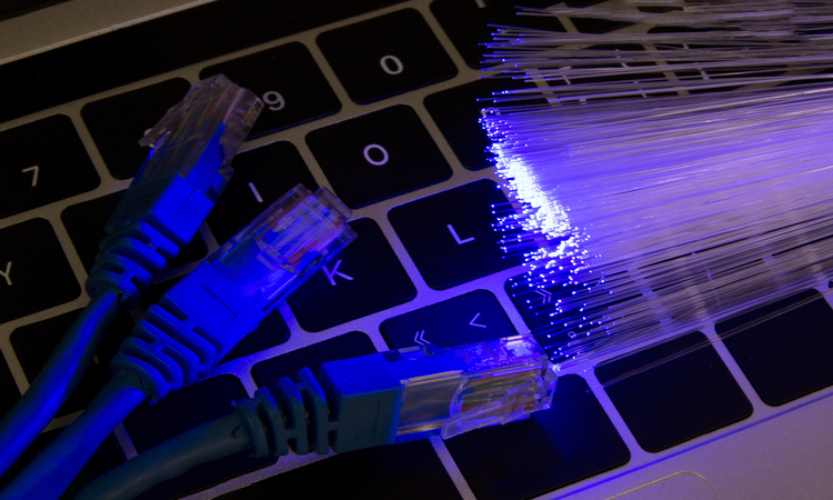 Segundo o Governo de Pernambuco, atualmente, as escolas estaduais possuem conexão de até 10Mbps/Foto: Reprodução/Freepik Segundo o Governo de Pernambuco, atualmente, as escolas estaduais possuem conexão de até 10Mbps/Foto: Reprodução/Freepik