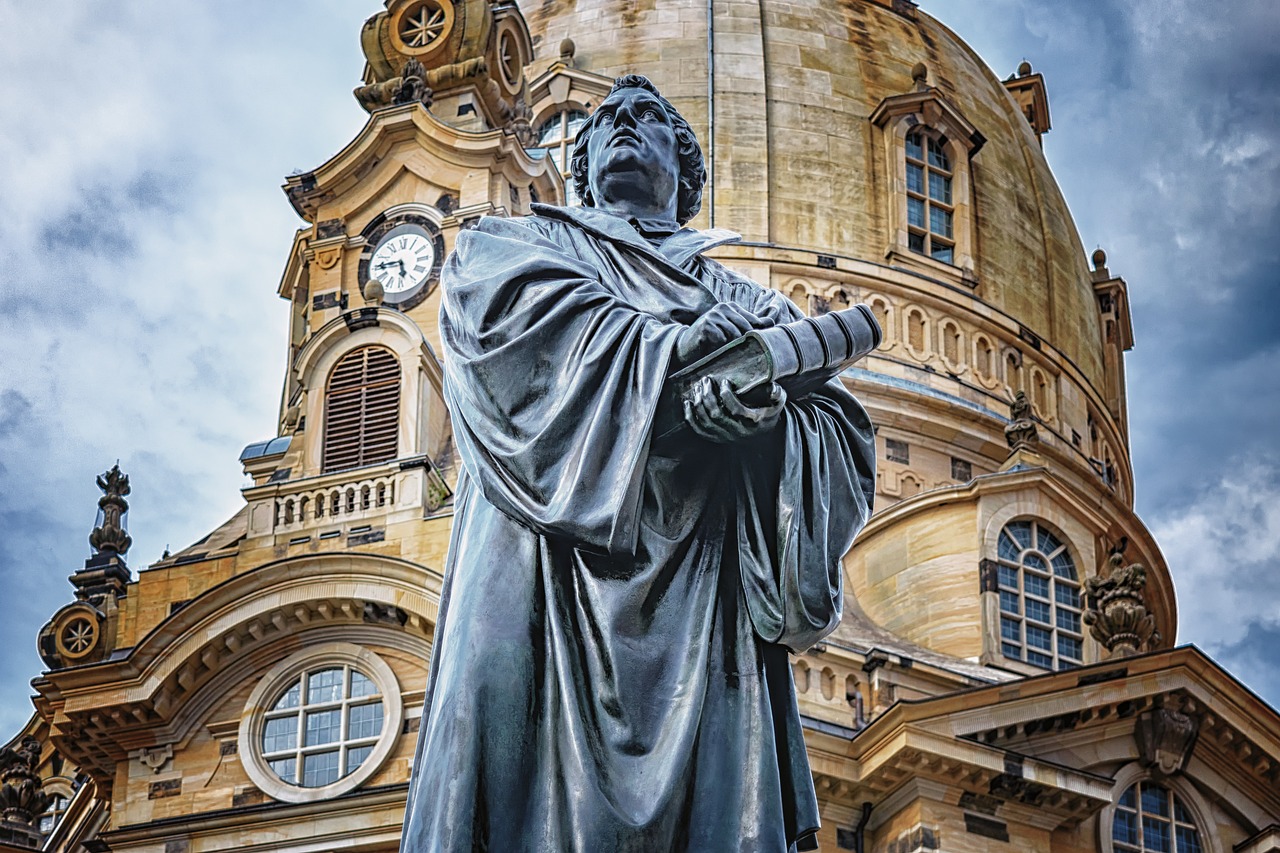Martinho Lutero afixou, em 31 de outubro de 1517, suas 95 teses na porta da Igreja do Castelo de Wittenberg/Foto: Pixabay Martinho Lutero afixou, em 31 de outubro de 1517, suas 95 teses na porta da Igreja do Castelo de Wittenberg/Foto: Pixabay