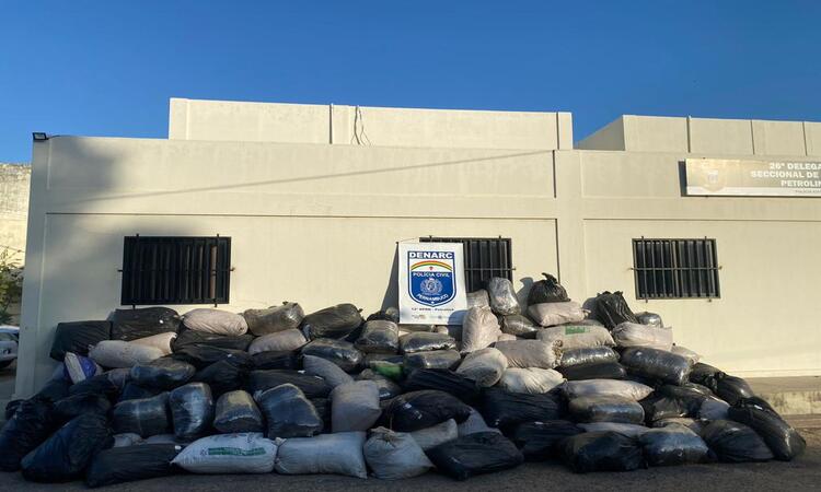 As investigações tiveram início após um veículo HB20 ser abandonado, no dia 20/10, deixando em seu interior 170kg de maconha/Foto: Divulgação/PCPE As investigações tiveram início após um veículo HB20 ser abandonado, no dia 20/10, deixando em seu interior 170kg de maconha/Foto: Divulgação/PCPE