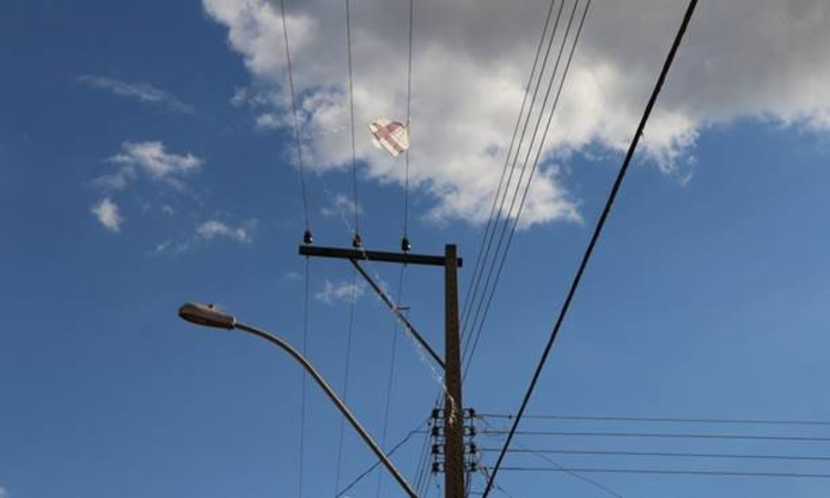 As pipas também, ao se enroscar nos fios elétricos, podem provocar curto-circuito, ocasionando, inclusive, o rompimento de cabos/Foto: Divulgação