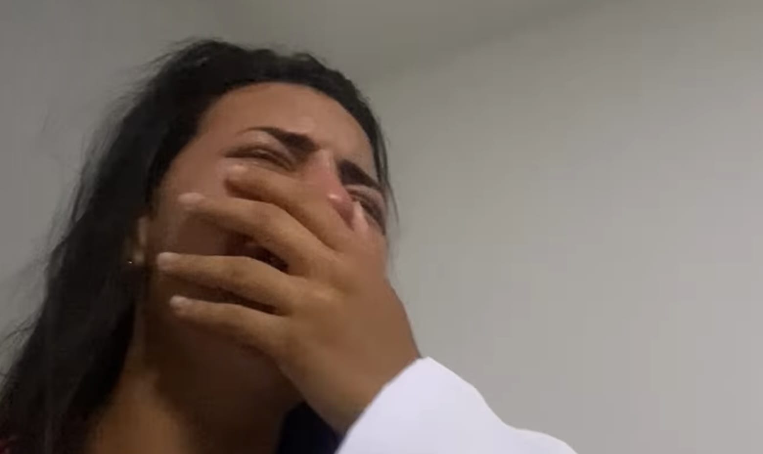 De acordo com Amanda, a esposa do médico que iria atendê-la começou a constrangê-la pelo fato dela ter ido de calça para a consulta/Foto: Reprodução/Instagram De acordo com Amanda, a esposa do médico que iria atendê-la começou a constrangê-la pelo fato dela ter ido de calça para a consulta/Foto: Reprodução/Instagram