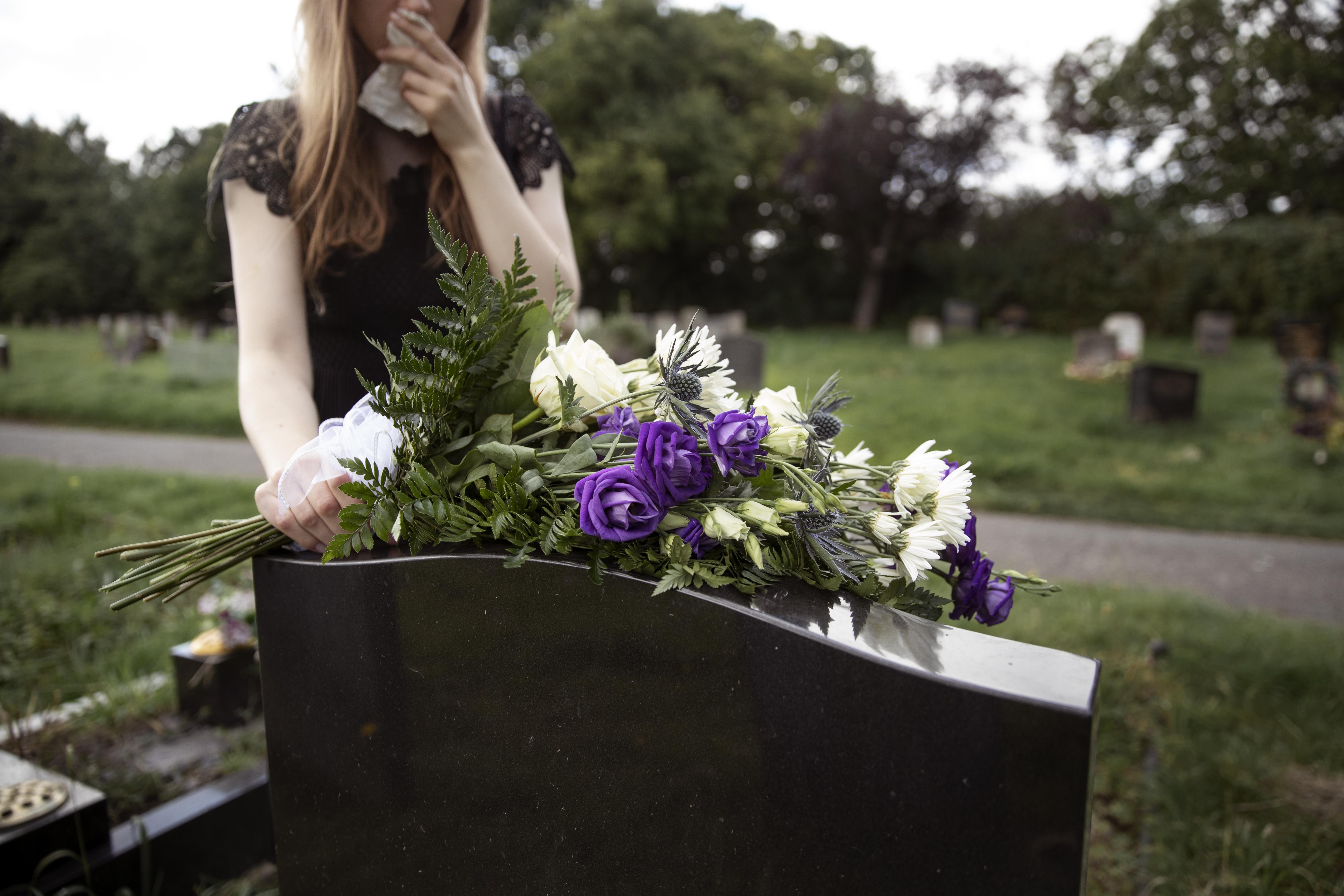 No Dia de Finados, as pessoas prestam homenagens aos entes queridos que já partiram/Foto: Freepik No Dia de Finados, as pessoas prestam homenagens aos entes queridos que já partiram/Foto: Freepik