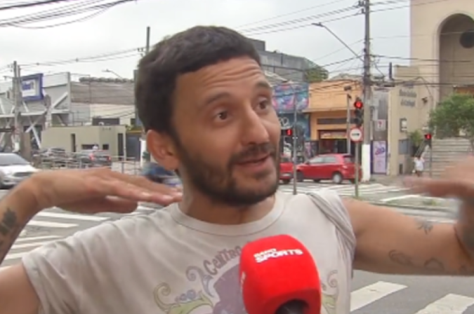 Leandro Fortunato percorreu a pé cerca de 2.455 quilômetros para acompanhar o último jogo da Conmebol Libertadores/foto: Reprodução Twitter/X Leandro Fortunato percorreu a pé cerca de 2.455 quilômetros para acompanhar o último jogo da Conmebol Libertadores/foto: Reprodução Twitter/X