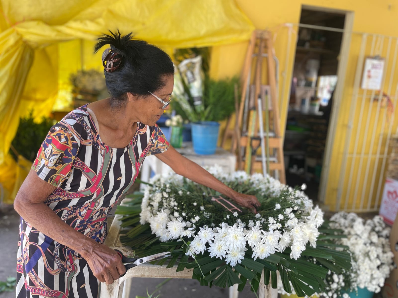 Segundo vendedora, fornecedores aumentaram preços das flores