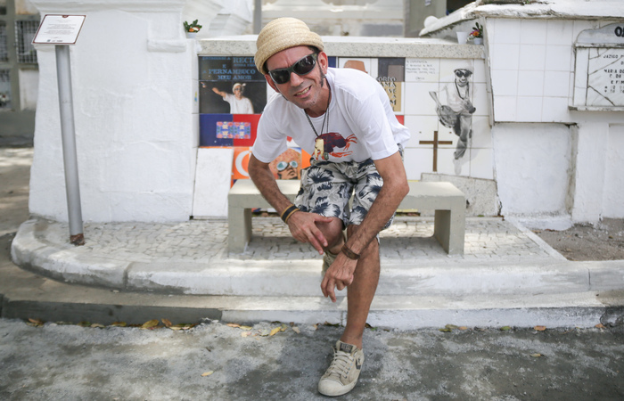 Pereira Campos veste trajes característicos de Chico Science