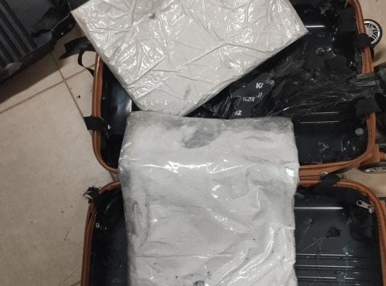 A droga estava escondida no forro da mala de mão. A suspeita tentava embarcar do Recife com destino à França/Foto:PF/Divulgação A droga estava escondida no forro da mala de mão. A suspeita tentava embarcar do Recife com destino à França/Foto:PF/Divulgação
