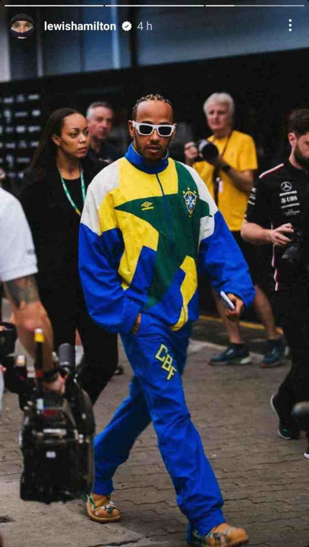 O modelo utilizado pelo piloto possui a logo da Umbro, antiga patrocinadora da Seleção, que conta com a Nike desde 1996