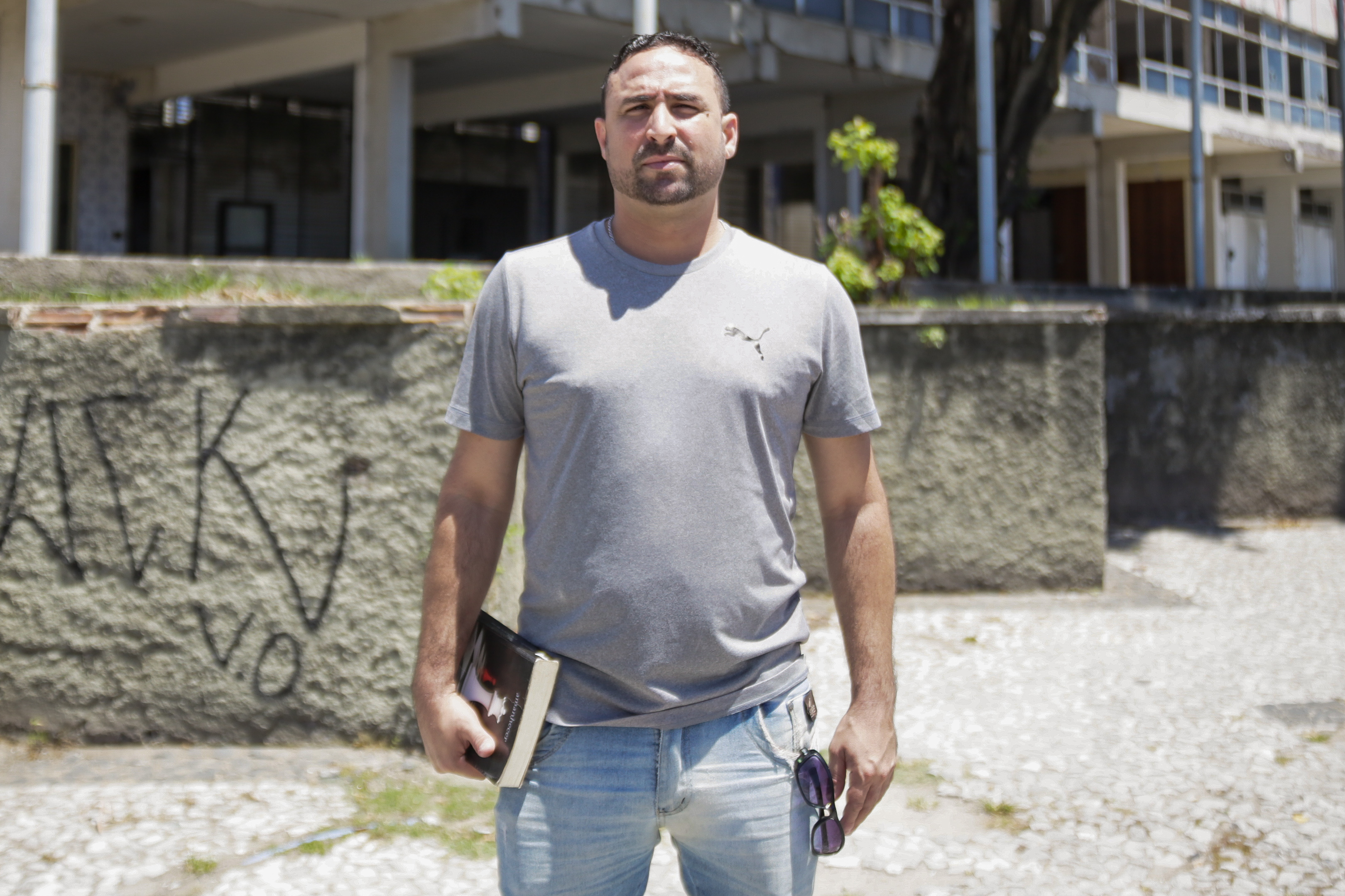 O vigilante Claiton Rosa, de 36 anos, apontou que o prédio póderia servir como alternativa de moradia para pessoas sem teto na cidade 