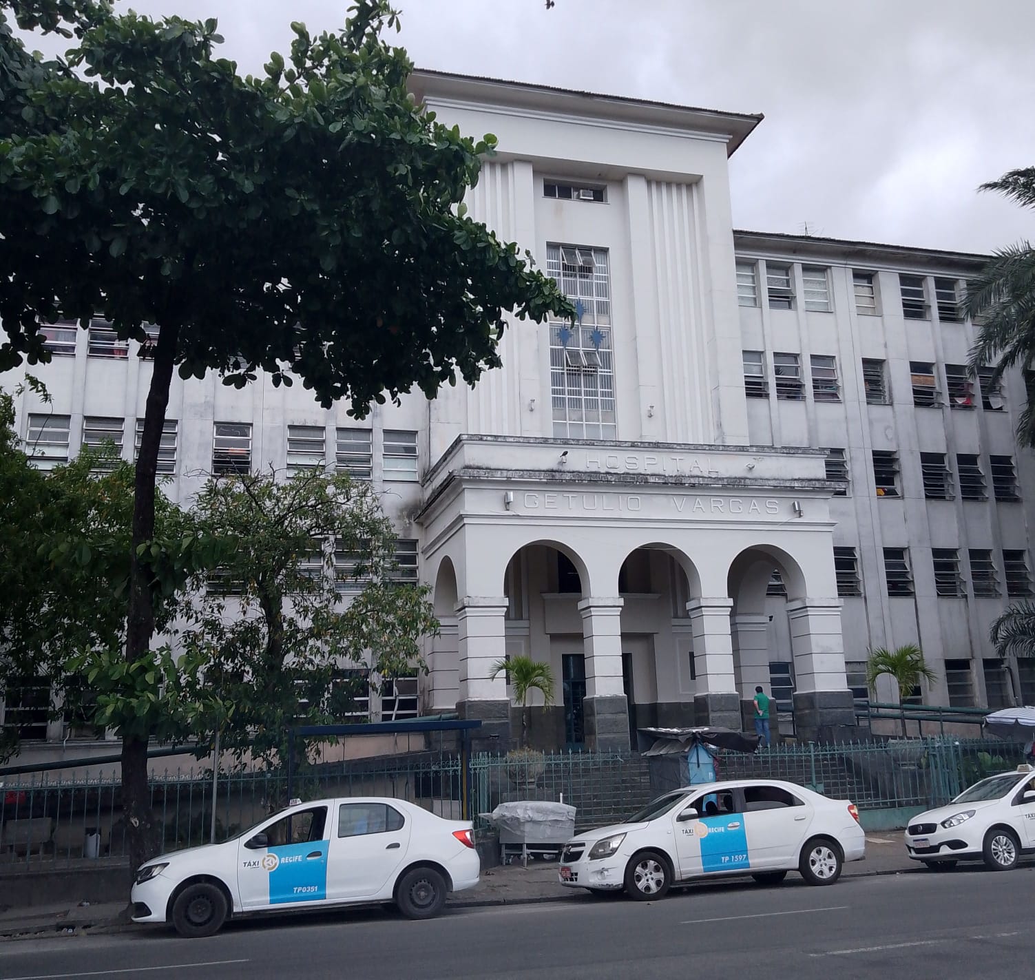 A vítima foi socorrida pelo próprio atirador, para o Hospital Getúlio Vargas (HGV), no Cordeiro, mas não resistiu aos ferimentos e faleceu
