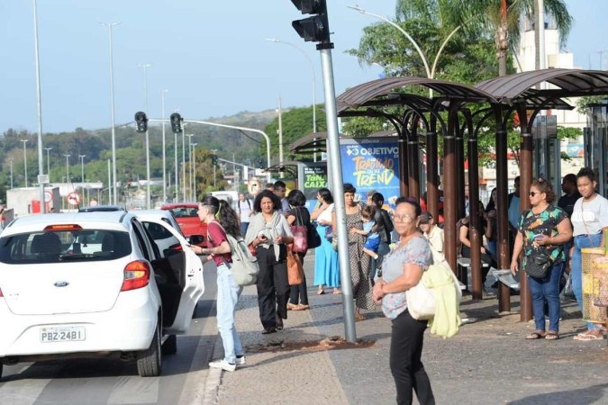 Mesmo após a Justiça determinar a circulação de ônibus no Distrito Federal e Entorno em horários de pico nesta segunda (6/11), os rodoviários mantiveram a paralisação total/créditos: Minervino Júnior/CB/D.A Press Mesmo após a Justiça determinar a circulação de ônibus no Distrito Federal e Entorno em horários de pico nesta segunda (6/11), os rodoviários mantiveram a paralisação total/créditos: Minervino Júnior/CB/D.A Press