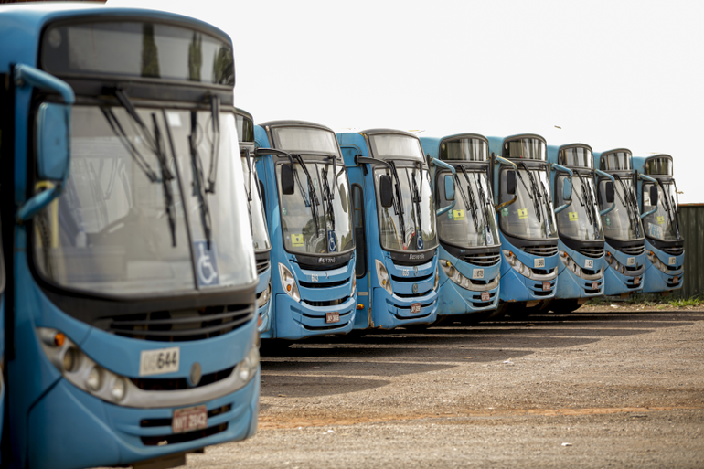 Estacionamento com parte da frota de ônibus que atende Brasília, nesta segunda feira rodoviários do DF/Foto: Joédson Alves/Agência Brasil Estacionamento com parte da frota de ônibus que atende Brasília, nesta segunda feira rodoviários do DF/Foto: Joédson Alves/Agência Brasil