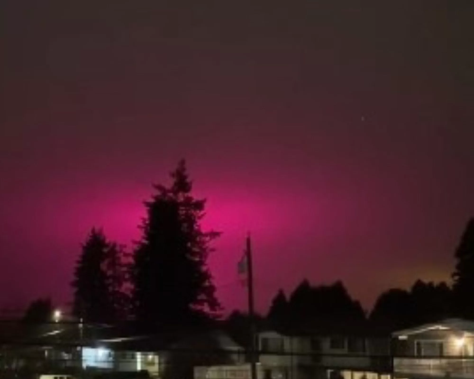 Céu canadense fica rosa na província da Columbia Britânica/Créditos: Reprodução/Redes Sociais Céu canadense fica rosa na província da Columbia Britânica/Créditos: Reprodução/Redes Sociais