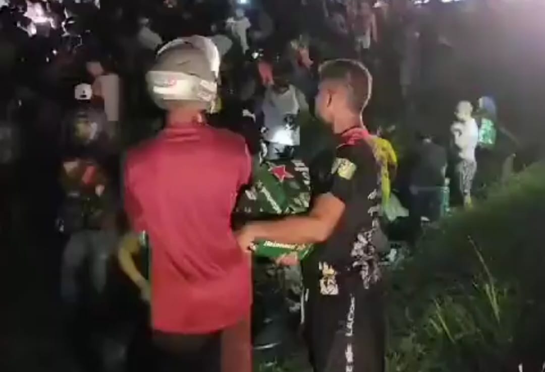 Através de imagens que circulam nas redes sociais, é possível ver o momento em que a população saqueia a carga do veículo/Foto: Reprodução/Twitter Através de imagens que circulam nas redes sociais, é possível ver o momento em que a população saqueia a carga do veículo/Foto: Reprodução/Twitter