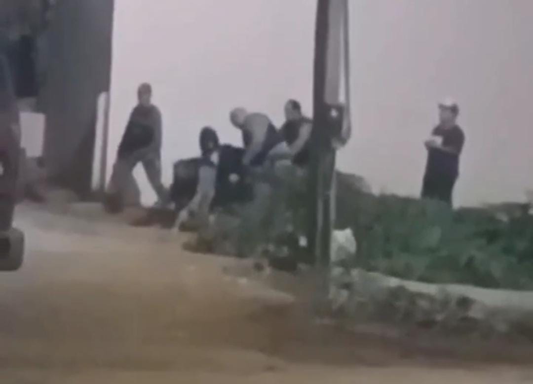 A vítima das agressões foi levada para a delegacia da cidade, onde ficou até as 14h do sábado sendo tratada como infratora/Foto: Reprodução/Redes Sociais A vítima das agressões foi levada para a delegacia da cidade, onde ficou até as 14h do sábado sendo tratada como infratora/Foto: Reprodução/Redes Sociais