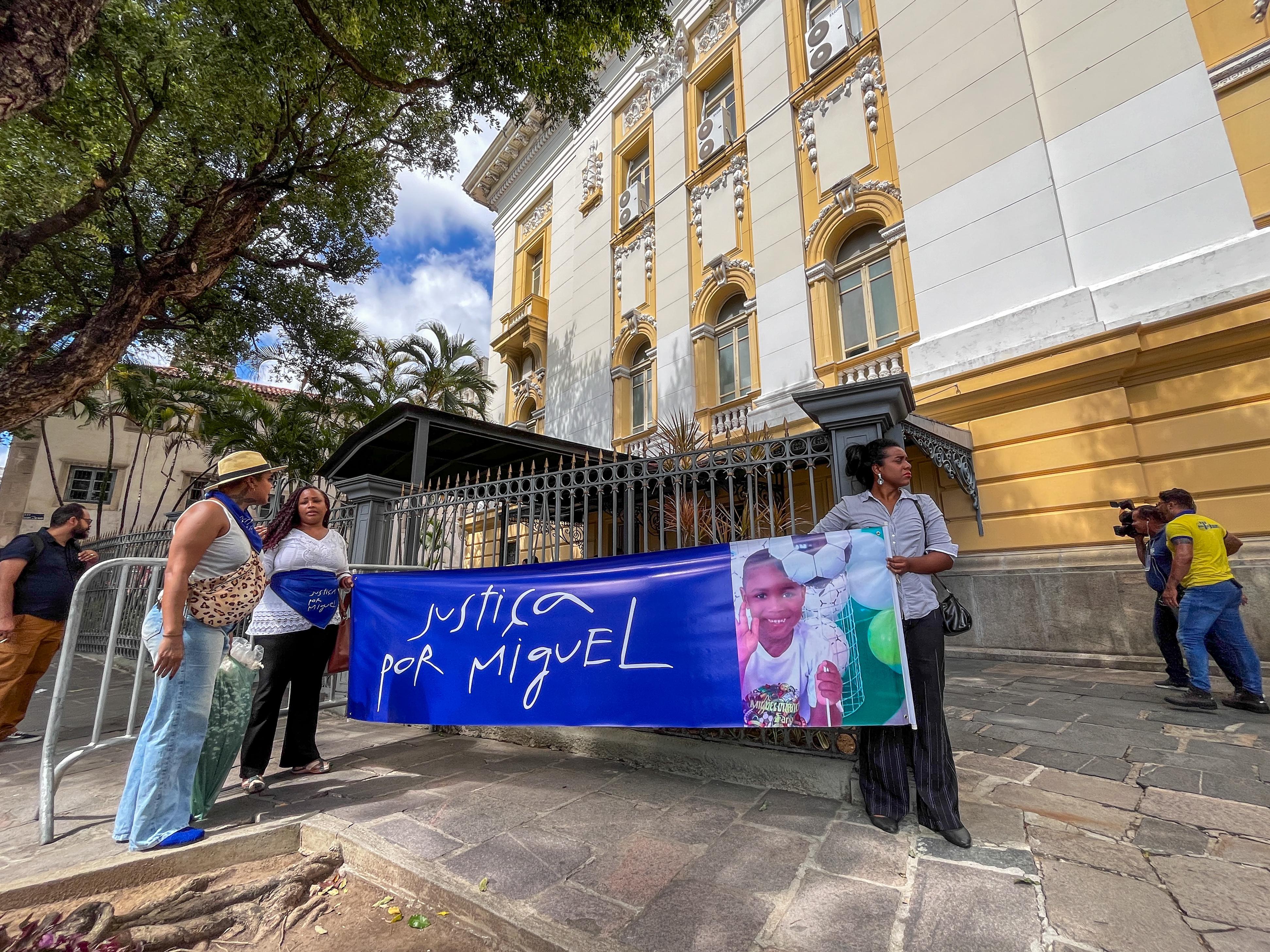 Parentes de Miguel fizeram ato na frente do tribunal