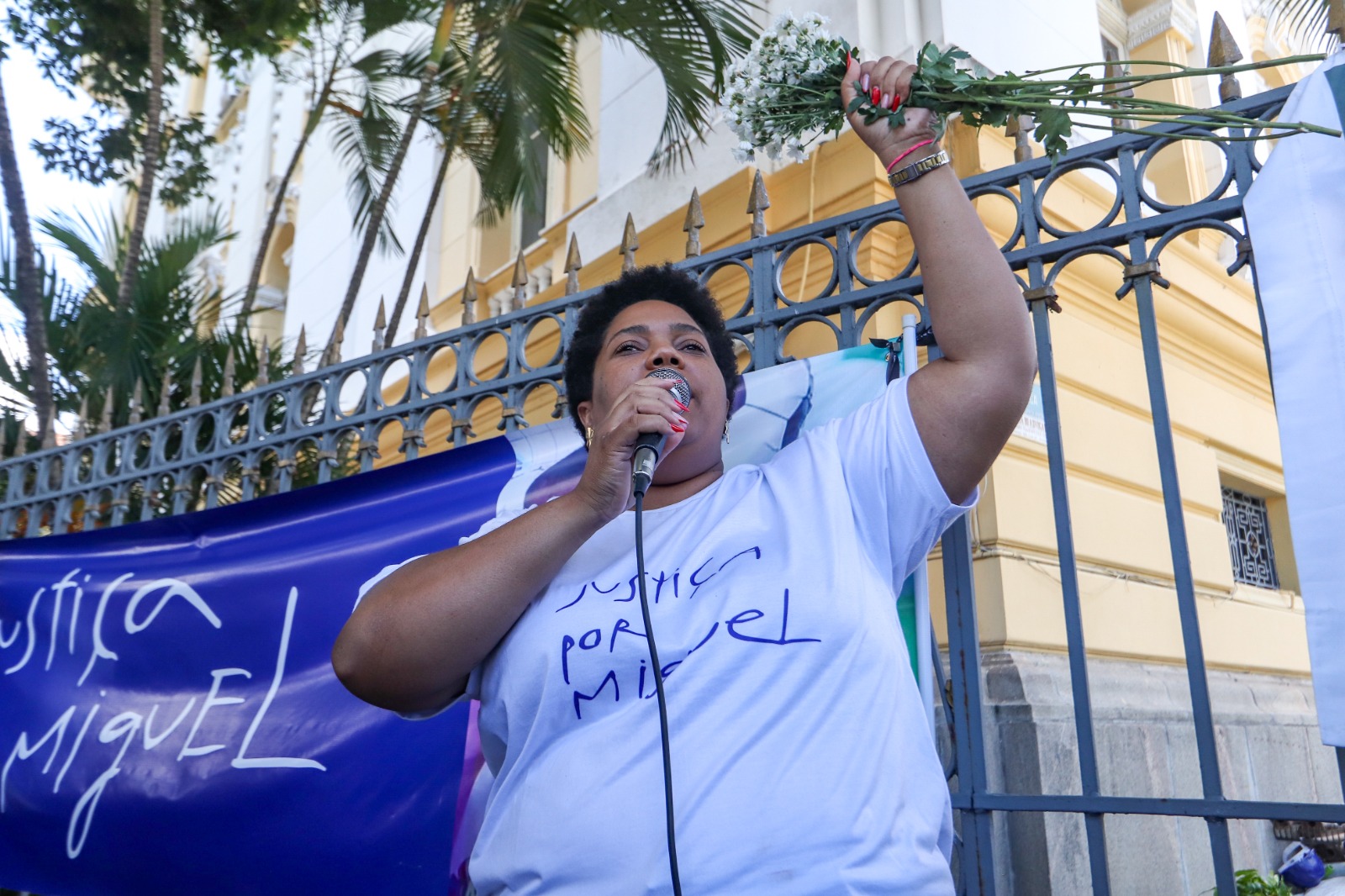 Mirtes Renata, mãe de Miguel, fez discurso após resultado do julgamento ser anunciado/Foto: Ruan Pablo/DP Mirtes Renata, mãe de Miguel, fez discurso após resultado do julgamento ser anunciado/Foto: Ruan Pablo/DP