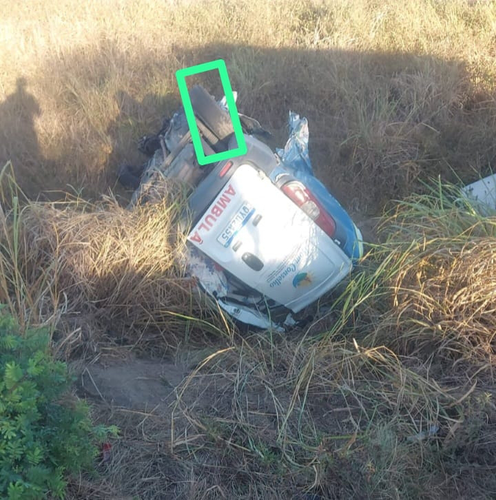 Ambulância bateu em caminhão e caiu em matagal/Foto: Reprodução/Redes Sociais Ambulância bateu em caminhão e caiu em matagal/Foto: Reprodução/Redes Sociais