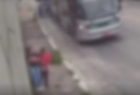O homem fugiu e a vítima foi levada para dentro do ônibus/Créditos: Reprodução O homem fugiu e a vítima foi levada para dentro do ônibus/Créditos: Reprodução