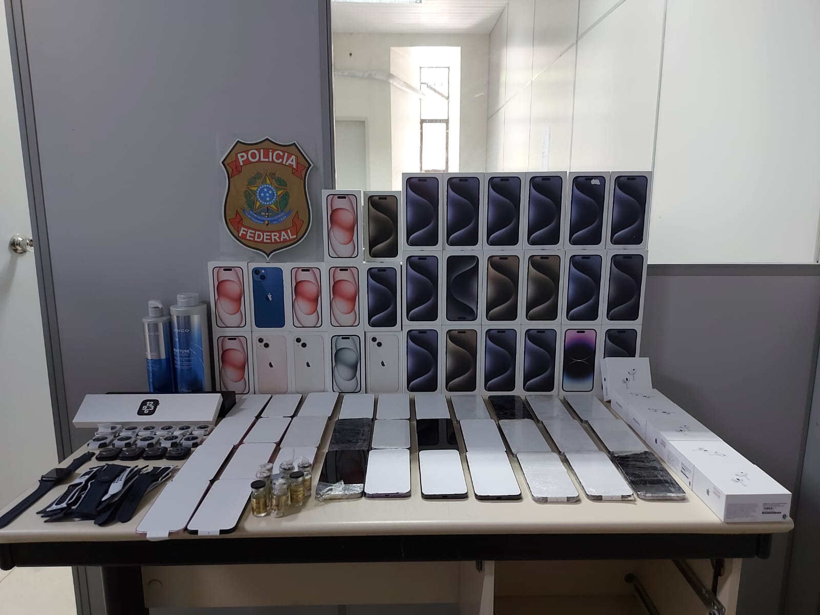 Celulares e outros equipamentos sem nota foram apreendidos pela PF/Foto: Divulgação/PF
