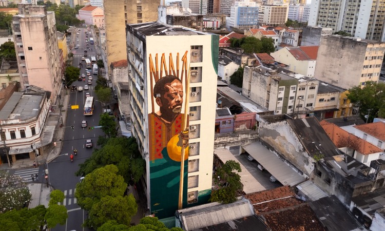 O megamural tem 200 metros quadrados e ocupa a lateral do Edifício Guiomar, em frente ao Parque 13 de Maio, nas proximidades da Faculdade de Direito do Recife/Foto: Rennan Peixe Divulgação O megamural tem 200 metros quadrados e ocupa a lateral do Edifício Guiomar, em frente ao Parque 13 de Maio, nas proximidades da Faculdade de Direito do Recife/Foto: Rennan Peixe Divulgação