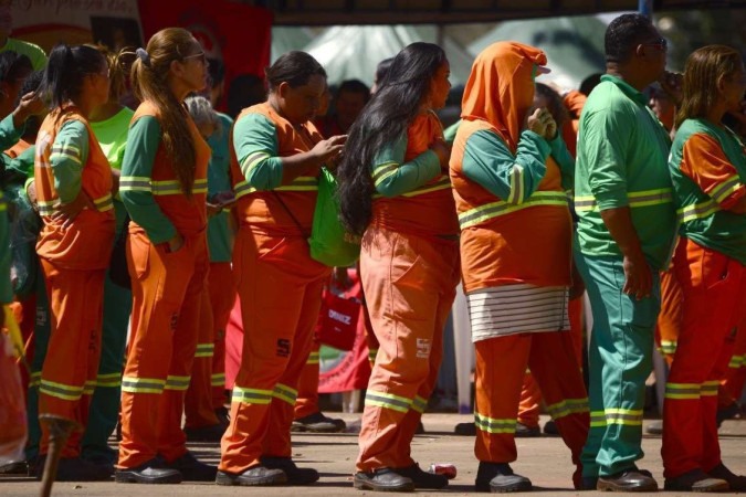 A agência das Nações Unidas defende que trabalhadores expostos à radiação ultravioleta, como os garis, recebam equipamentos como roupas especiais e bonés, além de protetor solar/foto: Carlos Vieira A agência das Nações Unidas defende que trabalhadores expostos à radiação ultravioleta, como os garis, recebam equipamentos como roupas especiais e bonés, além de protetor solar/foto: Carlos Vieira
