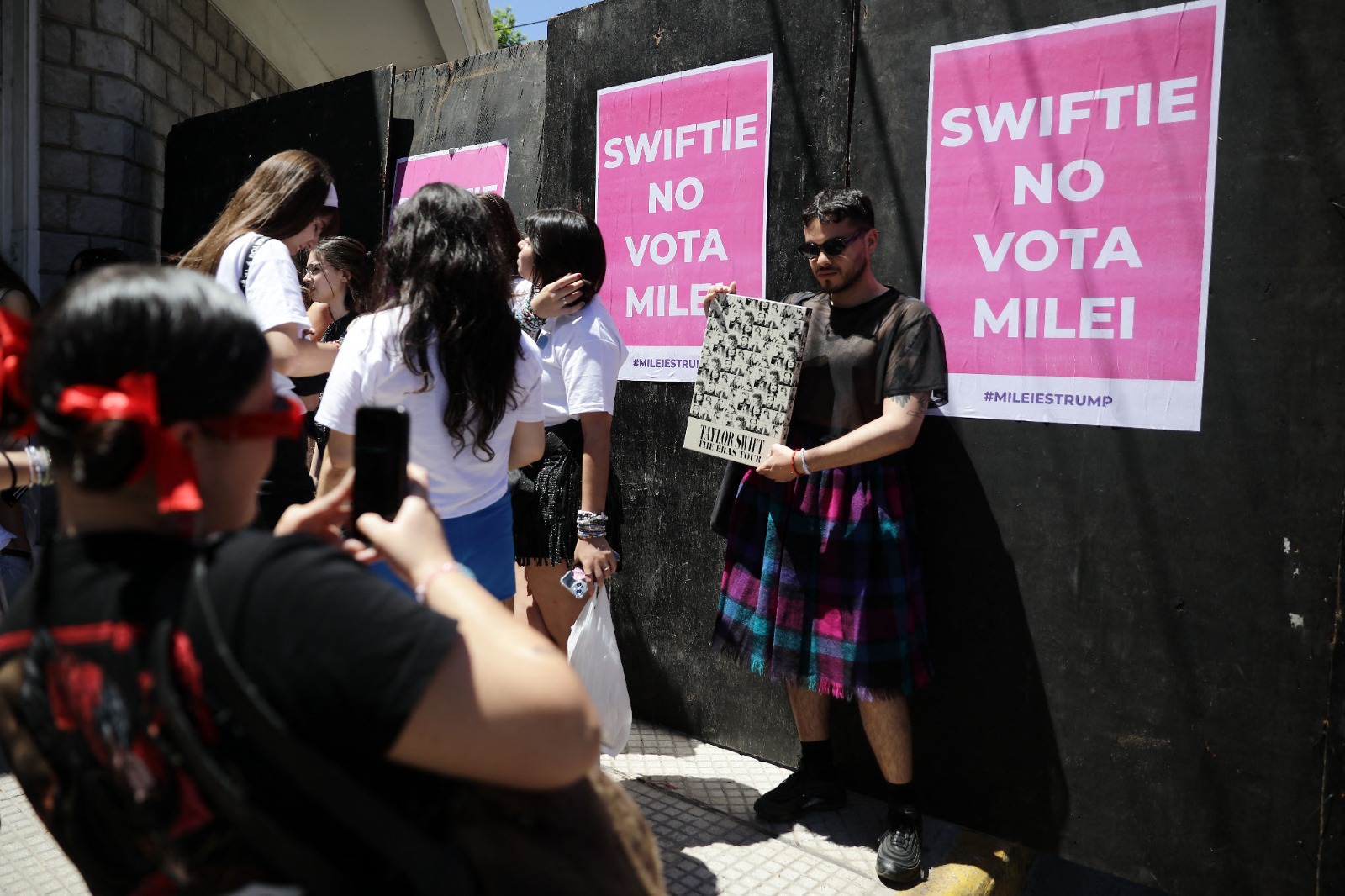 Pôsteres nos arredores do local do show diziam "Swiftie não vota no Milei"/Foto: Emiliano Lasalvia / AFP Pôsteres nos arredores do local do show diziam "Swiftie não vota no Milei"/Foto: Emiliano Lasalvia / AFP