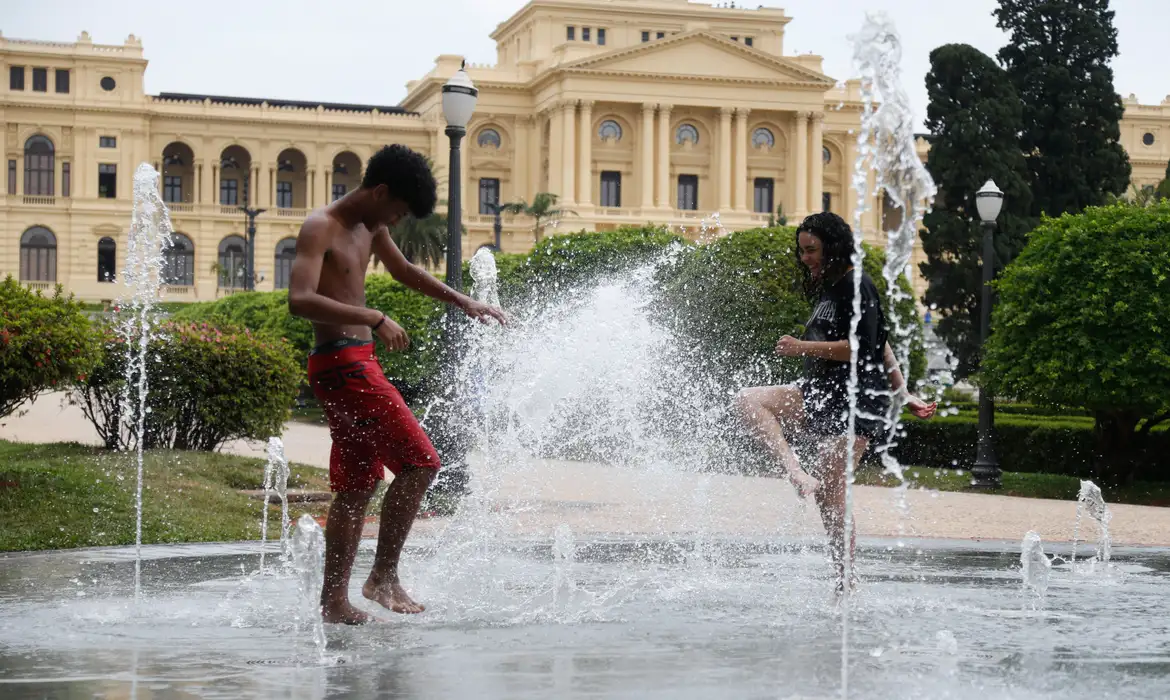 Para evitar casos de insolação e desidratação, em razão das temperaturas elevadas e da baixa umidade do ar, os cuidados devem ser redobrados/Foto: Paulo Pinto/Agência Brasil Para evitar casos de insolação e desidratação, em razão das temperaturas elevadas e da baixa umidade do ar, os cuidados devem ser redobrados/Foto: Paulo Pinto/Agência Brasil