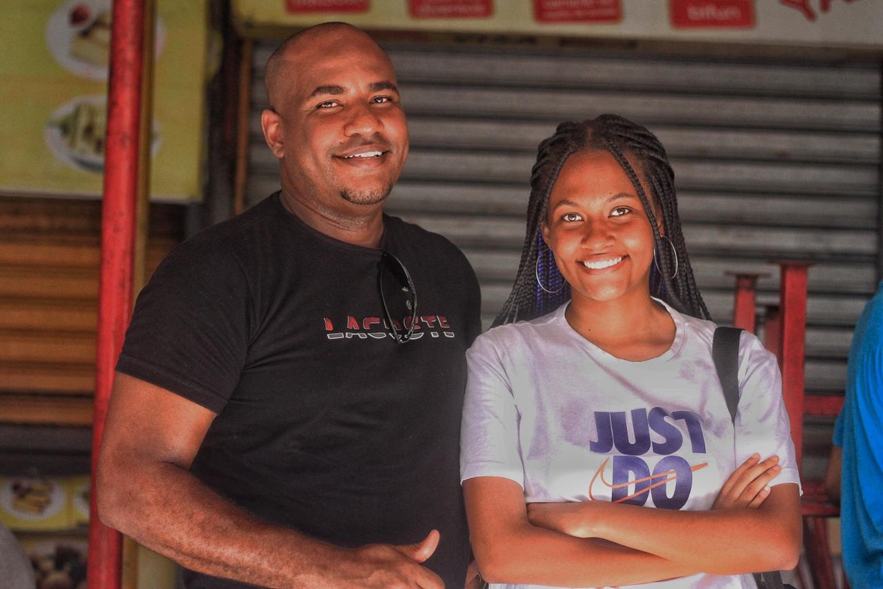 O separador, Rodrigo Ótavio, de 35 anos, levou a sua filha, Ana Letícia, de 15 anos, para o segundo dia de provas do Enem 2023