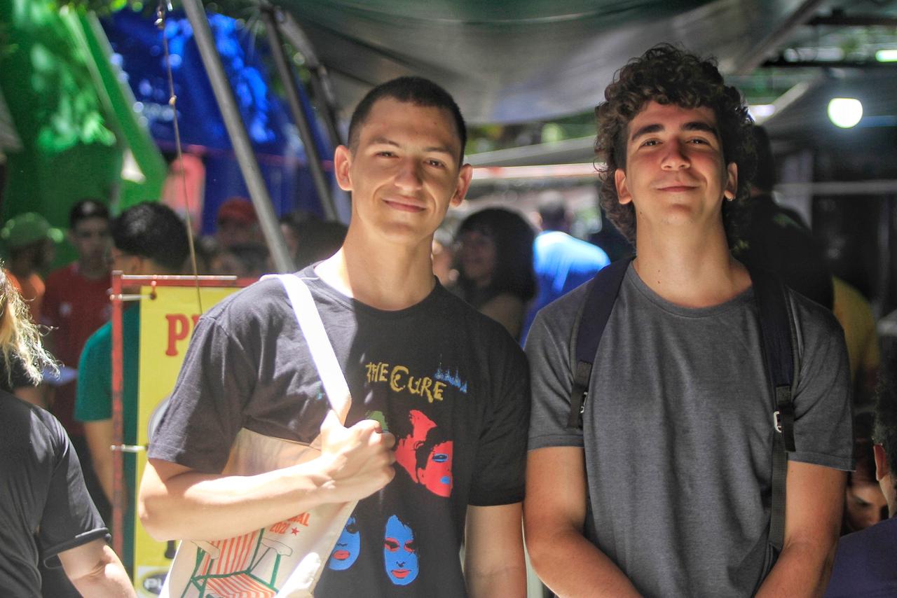 Os amigos Tiago Leal, de 16 anos, e Miguel Rios, de 17 anos, foram juntos ao ponto de aplicação de provas do segundo dia do Enem 2023