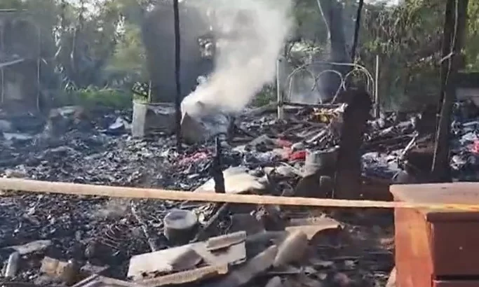A casa, que era de madeira, ficou totalmente destruída/Foto: Reprodução/TV Record A casa, que era de madeira, ficou totalmente destruída/Foto: Reprodução/TV Record