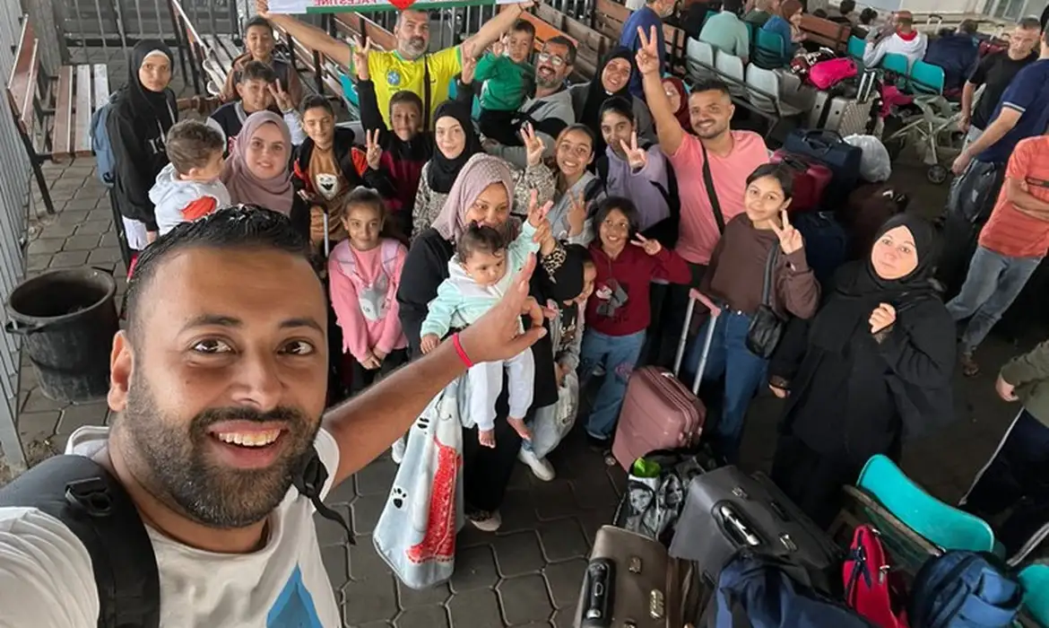 Grupo tirou foto momento antes de sair de Gaza/Reprodução/redes sociais Grupo tirou foto momento antes de sair de Gaza/Reprodução/redes sociais