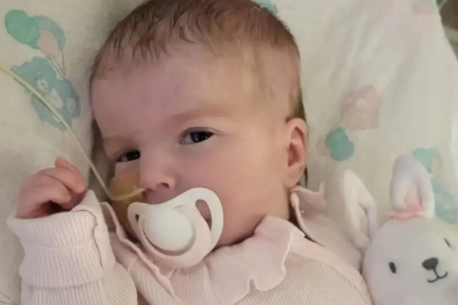 Os pais da pequena passaram meses lutando contra os médicos britânicos