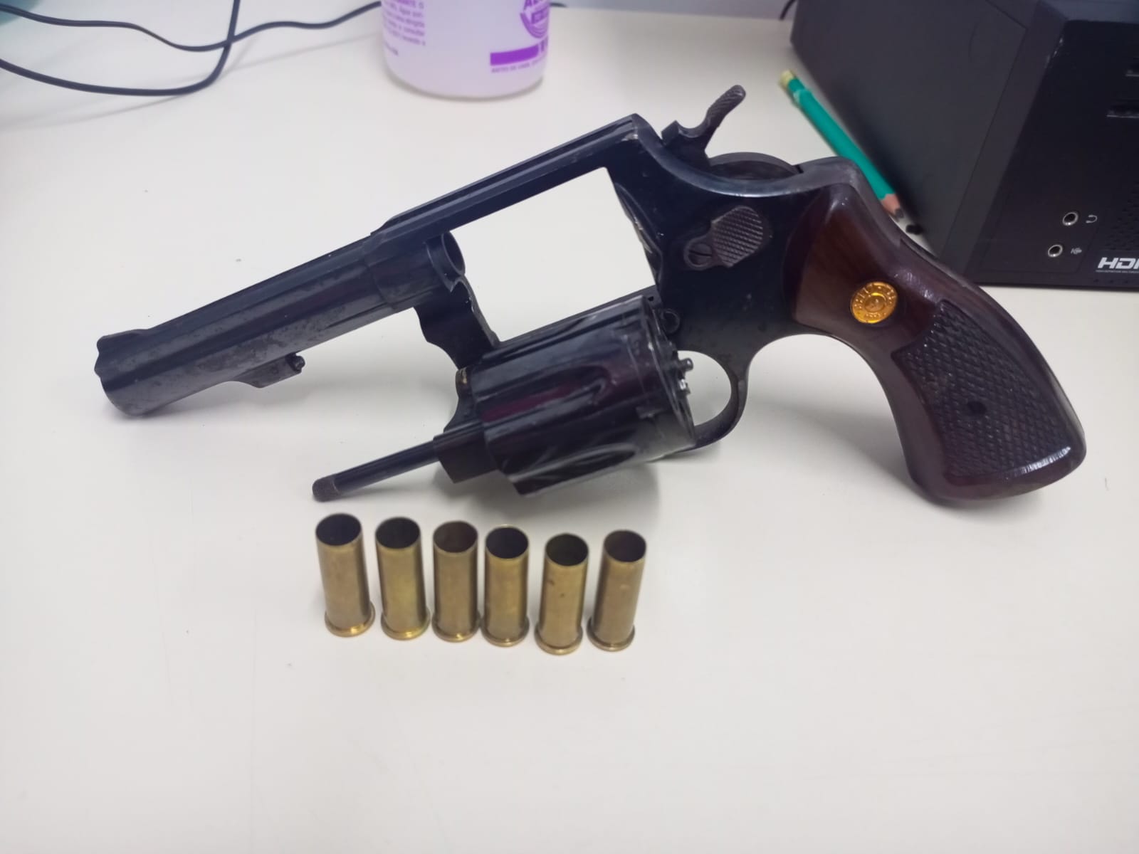 Revólver que teria sido usado no assassinato de cearense foi entregue em Porto de Galinhas/Foto: PMPE/Divulgação Revólver que teria sido usado no assassinato de cearense foi entregue em Porto de Galinhas/Foto: PMPE/Divulgação