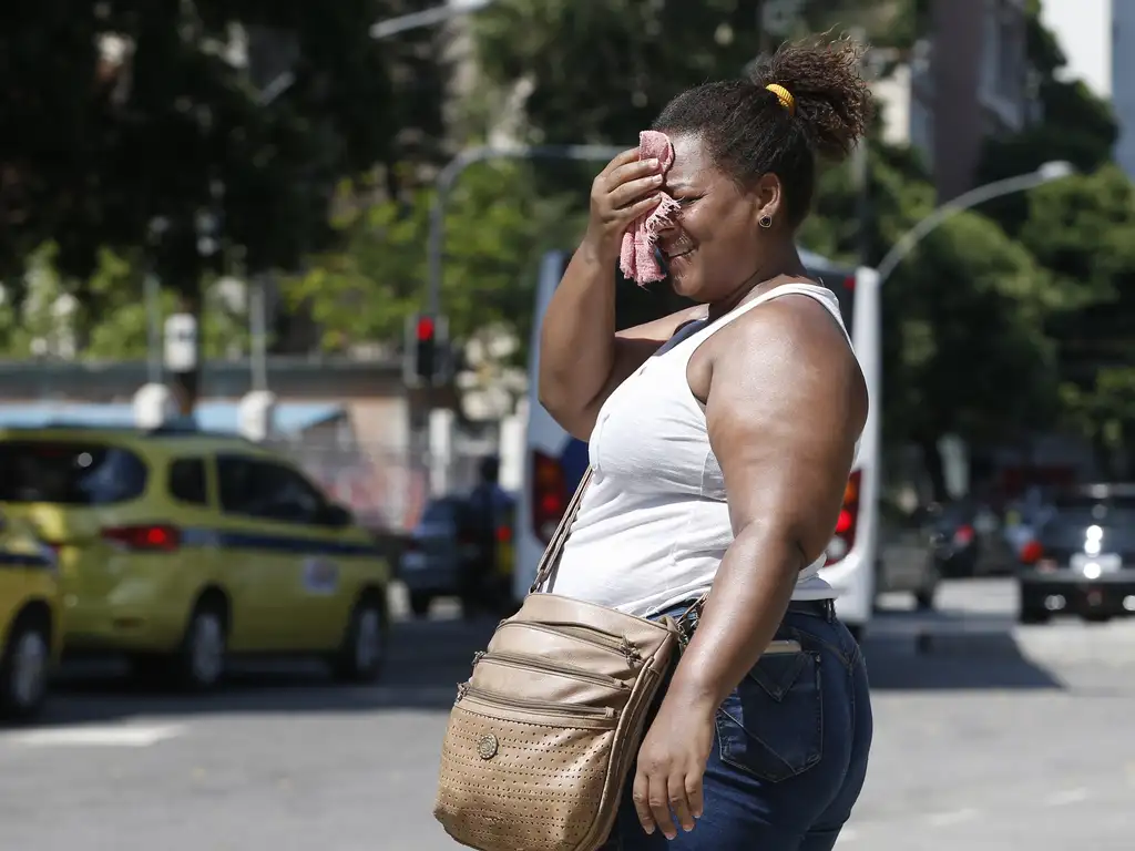 Cariocas tentam se proteger da onda de calor atinge o Rio de Janeiro/foto: Fernando Frazão/Agência Brasil Cariocas tentam se proteger da onda de calor atinge o Rio de Janeiro/foto: Fernando Frazão/Agência Brasil