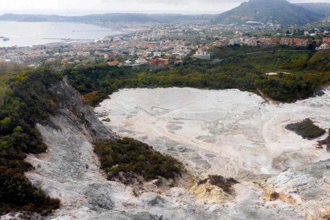 As últimas mega erupções dos Campi Flegrei, capazes de distorcer o clima de todo o planeta, ocorreram há 40 mil e 15 mil anos/foto: Reprodução/Meteored itália As últimas mega erupções dos Campi Flegrei, capazes de distorcer o clima de todo o planeta, ocorreram há 40 mil e 15 mil anos/foto: Reprodução/Meteored itália