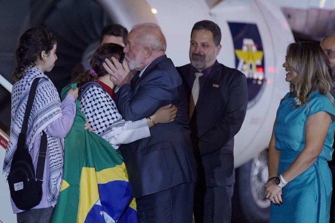 O presidente Lula recebeu os 32 resgatados da Faixa de Gaza na Base Aérea de Brasília/foto: Rafa Neddermeyer/Agência Brasil O presidente Lula recebeu os 32 resgatados da Faixa de Gaza na Base Aérea de Brasília/foto: Rafa Neddermeyer/Agência Brasil