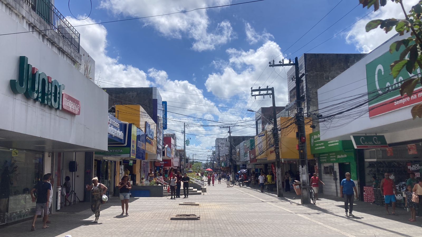 A via teve as calçadas equalizadas com rampas de acesso e corrimão, o piso recebeu blocos intertravados, jardins foram implantados, entre outras intervenções/Foto: Divulgação/Prefeitura de Paulista A via teve as calçadas equalizadas com rampas de acesso e corrimão, o piso recebeu blocos intertravados, jardins foram implantados, entre outras intervenções/Foto: Divulgação/Prefeitura de Paulista